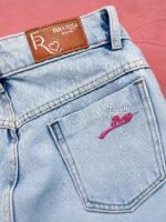 Calça Jeans Mom - Faixa Rosa - Imagem 2